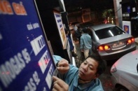 Điều hành thị trường xăng dầu: Bộ lo cãi nhau, người dùng chịu thiệt