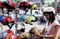 Kinh doanh mũ bảo hiểm phải có điều kiện: Rào cản quyền tự do kinh doanh?