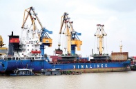 Vinalines lần đầu tạm biệt điệp khúc "từ lỗ tới hòa"