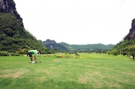 Quản chặt đầu tư sân golf bằng điều kiện kinh doanh