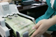 Áp lực tăng lãi suất dồn lên VND