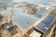 Nhà máy điện mặt trời: “Vắt chân” để kịp hưởng lợi