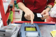 Thận trọng với chi tiêu qua thẻ tín dụng