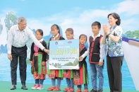 Trẻ em Quảng Ninh nhận quà từ Quỹ sữa Vươn cao Việt Nam