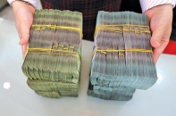 Ngân hàng dồn dập mua lại trái phiếu tăng vốn: Liệu có bất thường?