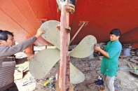 Tàu 67... “nhảy” lên bờ