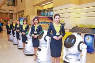 Có phải giảm nhân sự khi ngân hàng đưa robot vào phục vụ khách hàng?