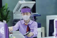 Nhà băng tìm cách bảo toàn lương nhân viên