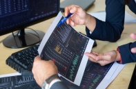 Chứng khoán phiên 8/12: Tiền vẫn đang ở cổ phiếu lớn, bluechips kéo VN-Index tăng thêm 12 điểm