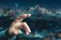 Chứng khoán phiên 8/1: VCB tăng kịch trần, VN-Index điều chỉnh bất ngờ