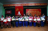 Báo Đầu tư trao học bổng “Vì trẻ em Việt Nam” tại Quảng Trị