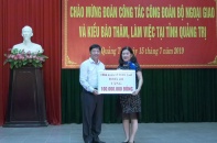 Đoàn Bộ Ngoại giao và kiều bào thăm, tặng quà hỗ trợ Quảng Trị