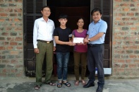 Quảng Bình: Báo Đầu tư trao quà cho cậu bé dũng cảm bơi ra giữa sông Son cứu bạn