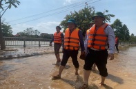 Bộ trưởng Nguyễn Chí Dũng thăm hỏi, kiểm tra công tác khắc phục lũ lụt tại Quảng Bình