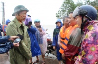 Chủ tịch Quảng Bình trao quà động viên người dân khu vực tâm lũ Lệ Thủy, Quảng Ninh