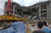 Điều tra nguyên nhân vụ sập sảnh trước công trình trung tâm văn hoá ở Quảng Bình
