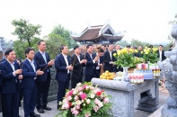 Đoàn đại biểu 3 tỉnh Bắc Trung Bộ dâng hương tưởng niệm Chủ tịch Hồ Chí Minh