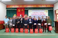 Bộ trưởng Nguyễn Chí Dũng trao quà Tết cho người dân Quảng Trị