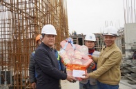 Chủ tịch UBND tỉnh Quảng Bình tặng quà người lao động làm việc xuyên Tết trên công trường 