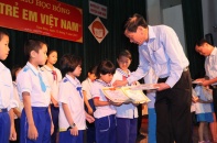Học bổng Vì trẻ em Việt Nam đến với học sinh Nghệ An, Hà Tĩnh