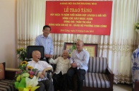 Trao Huy hiệu 70 năm tuổi Đảng cho nguyên Bộ trưởng Đậu Ngọc Xuân