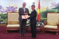 Trao Kỷ niệm chương Vì sự nghiệp ngành Kế hoạch và Đầu tư cho Giám đốc AFD tại Việt Nam