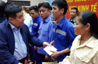 Lãnh đạo Bộ Kế hoạch và Đầu tư chúc Tết công nhân và gia đình khó khăn tại Hà Tĩnh, Nghệ An