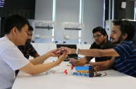 Sinh viên Việt Nam tham gia làm tay robot cho người khuyết tật