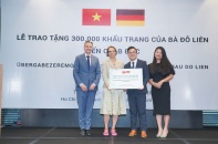 Bị "kẹt" ở Đức giữa đại dịch, Shark Liên tặng 300.000 khẩu trang cho người dân Đức