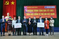 Trao 700 suất học bổng và quà tết cho bà con Nghệ An - Hà Tĩnh