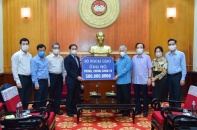 Bộ Ngoại giao trao tiền quyên góp ủng hộ phòng, chống Covid-19