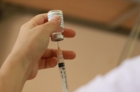 Pháp và Hungary tặng Việt Nam vaccine và kit xét nghiệm Covid-19