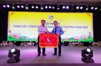 Báo Đầu tư nhận cờ thi đua của Hội Nhà báo Việt Nam