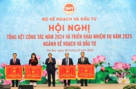 Thủ tướng trao Cờ Thi đua của Chính phủ cho Báo Đầu tư