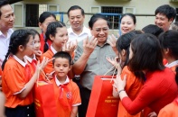 Thủ tướng thăm, tặng quà học sinh khuyết tật nhân dịp Quốc tế Thiếu nhi
