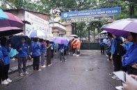 Sĩ tử đội mưa đi thi môn cuối cùng vào lớp 10; Hà Nội chuẩn bị 2.000 bộ quần áo sẵn sàng hỗ trợ