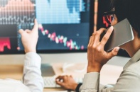 Áp lực bán tăng trước ngưỡng tâm lý 1.300, VN-index phiên cuối tuần giảm 6,3 điểm