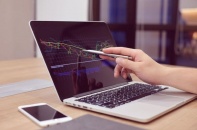 Thanh khoản tăng vọt, kéo mạnh cuối phiên giúp VN-Index chỉ còn giảm 12 điểm