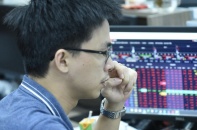 Thót tim, may mắn VN-Index đóng cửa vẫn cao nhất ngày