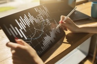 VN-Index đảo chiều ngoạn mục, cổ phiếu bất động sản tăng