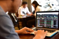 VN-Index đóng cửa cao nhất ngày, thanh khoản giảm 13%