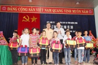 Báo Đầu tư trao 200 cặp phao cứu sinh cho học sinh vùng lũ Quảng Bình
