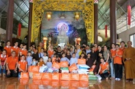 Lãnh sự Nam Phi tặng quà cho Trung tâm nhân đạo Huyền Trang
