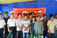 Bàn giao 12 ngư dân Bình Định gặp nạn trên biển vào đất liền an toàn