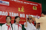 Báo Đầu tư trao cặp phao cứu sinh, mũ bảo hiểm cho học sinh Nghệ An, Hà Tĩnh, Quảng Bình