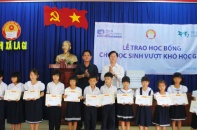 Học bổng “Vì trẻ em Việt Nam” đến với học sinh nghèo Bình Thuận ngày khai trường