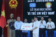 Báo Đầu tư trao 50 suất học bổng Swing for the Kids tại Hải Dương