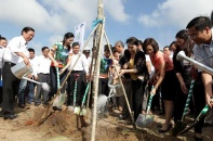 Vinamilk trồng cây xanh tại khu di tích đường Hồ Chí Minh trên biển