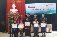 Báo Đầu tư trao học bổng "Vì trẻ em Việt Nam" tại Hải Phòng