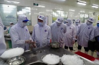 Bộ trưởng Bộ Khoa học và Công nghệ thăm Công ty thủy sản Cà Mau